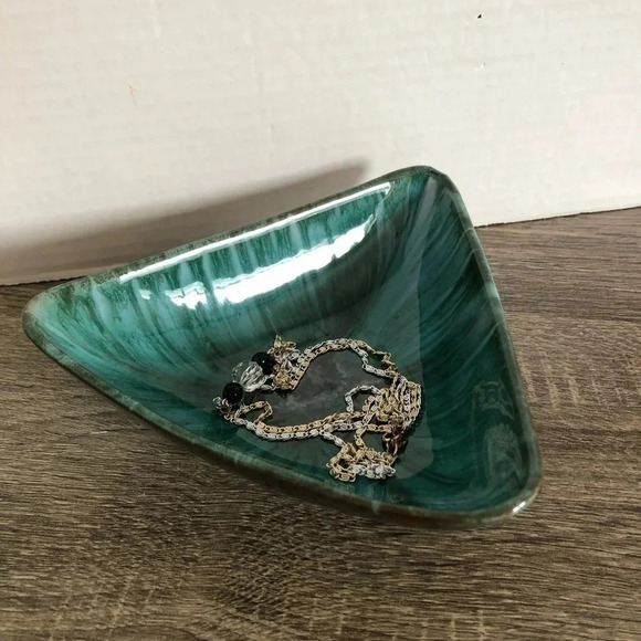Vintage Blue Mountain Pottery Triangular  Dish - Picture 1 of 7